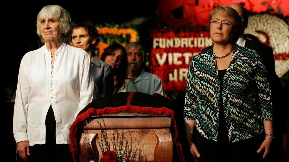 La presidenta de Chile, Michelle Bachelet (der.), y Joan Jara la viuda del cantante Víctor Jara, al lado del ataúd que contiene los restos del artista chileno. Foto de archivo.