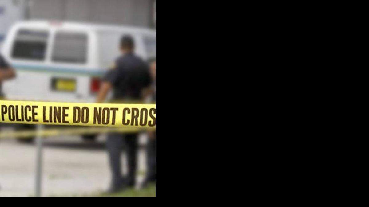 
La detective de policía de Miami Kenia Fallat dijo que la policía estaban entrevistando a posibles testigos y que todavía no tienen descripción clara del vehículo en el que huyó el pistolero. El incidente ocurrió alrededor de las 5:30 de la tarde, en frente de un complejo de apartamentos en el 1860 NW First St.
