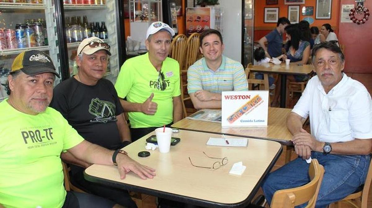 Un grupo de venezolanos de Weston ha pedido la reapertura del Consulado de Venezuela en Miami. Jorge Carvajal (izq.), Nelson Boscán, Oscar Ganem, Ramón Peraza hijo y Félix Ovalle del ‘Equipo Venezuela Foundation’.