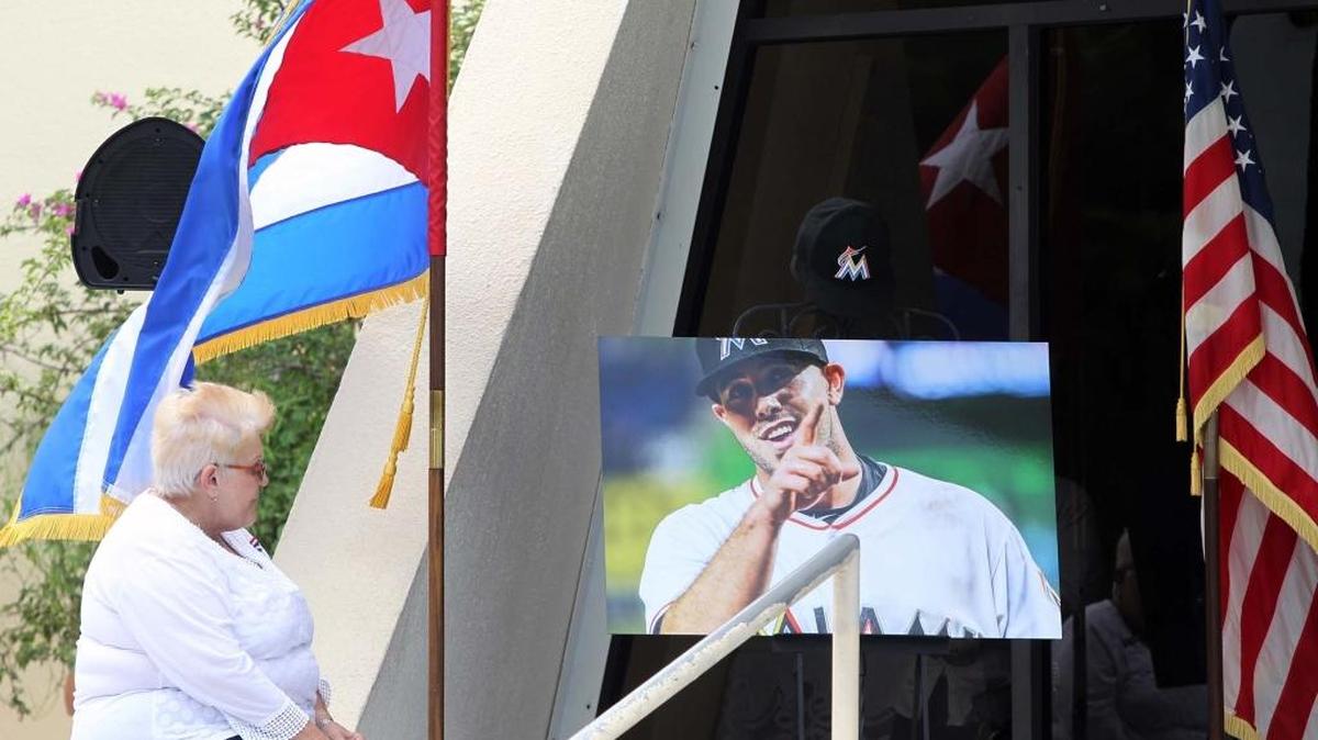 Sandy Tejeiro observa en septiembre una foto de José Fernández en el funeral del pelotero cubano en la Ermita de la Caridad.