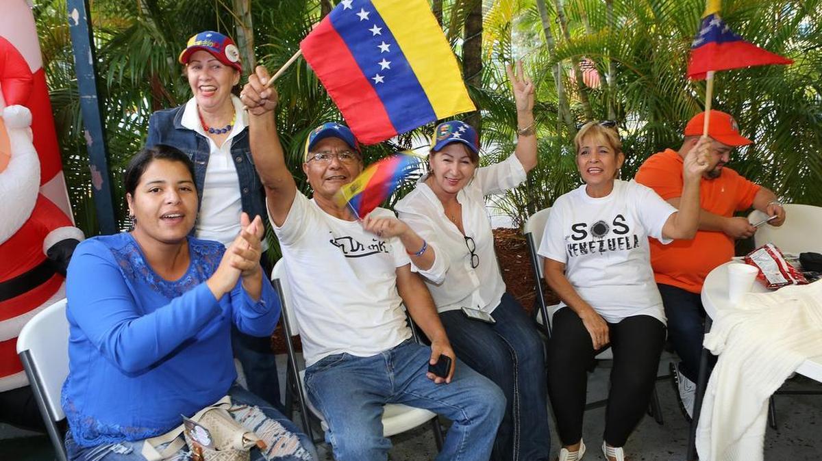 Algunas de las pesonas presentes en El Arepazo 1 el domingo 6 de diciembre del 2015 mientras esperan por los resultados de las elecciones que se estan celebrando en Venezuela.