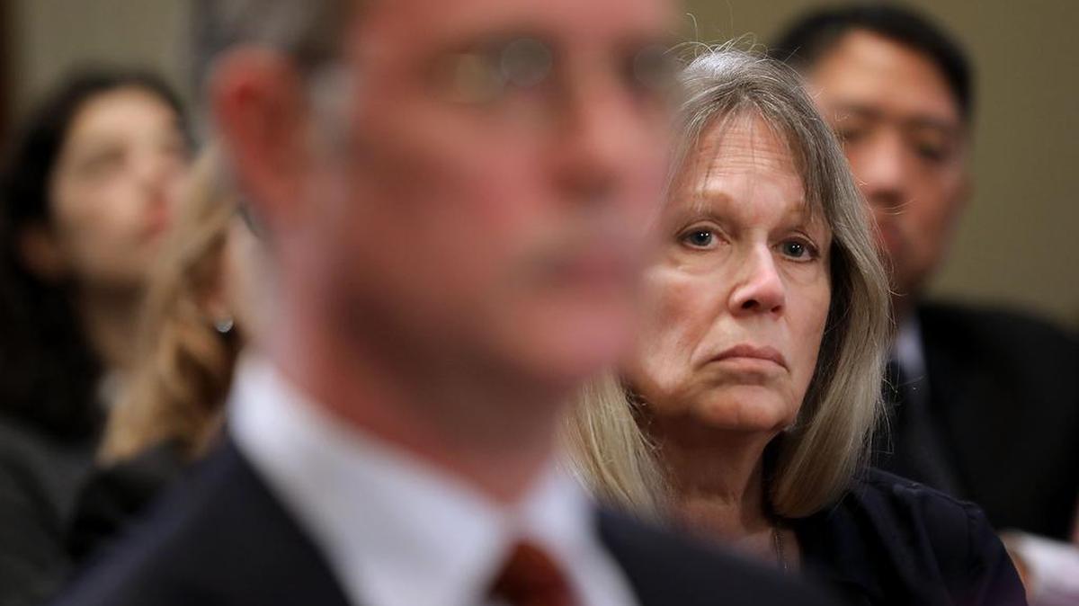 La ex trabajadora del Congreso de EEUU Dorena Bertussi asiste a una audiencia del Comité de Administración de la Cámara de Representantes para prevenir el acoso sexual el 7 de diciembre de 2017 en Washington. Bertussi presentó la primera demanda exitosa de acoso en el Parlamento en 1988 contra el ex representante demócrata por California Jim Bates.