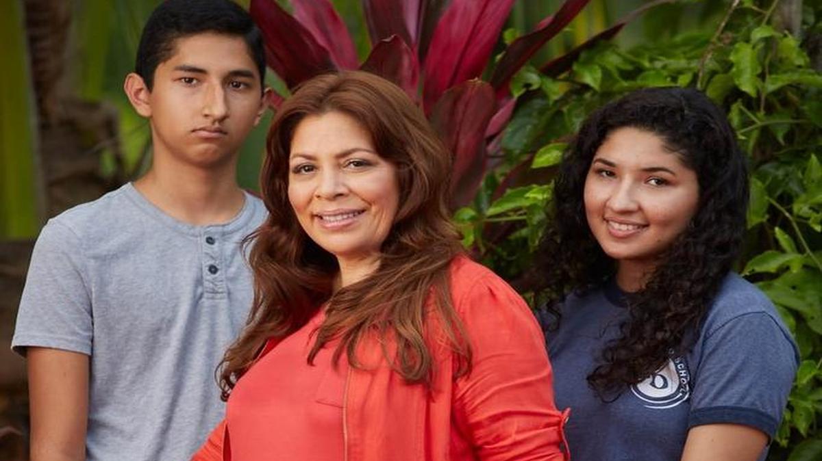 Nora Sándigo (al centro) con Ronald Soza (izq.) y Cecia Soza (der.) es la representante legal a cargo de los menores luego que sus padres fueron deportados.