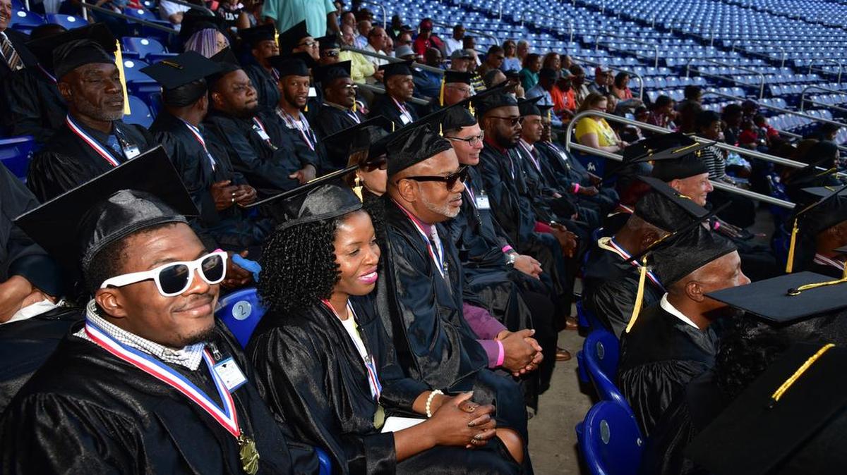 Unos 144 ex indigentes se graduaron el sábado en el estadio de los Marlins de Miami, después de completar el programa de rehabilitación del Miami Rescue Mission.