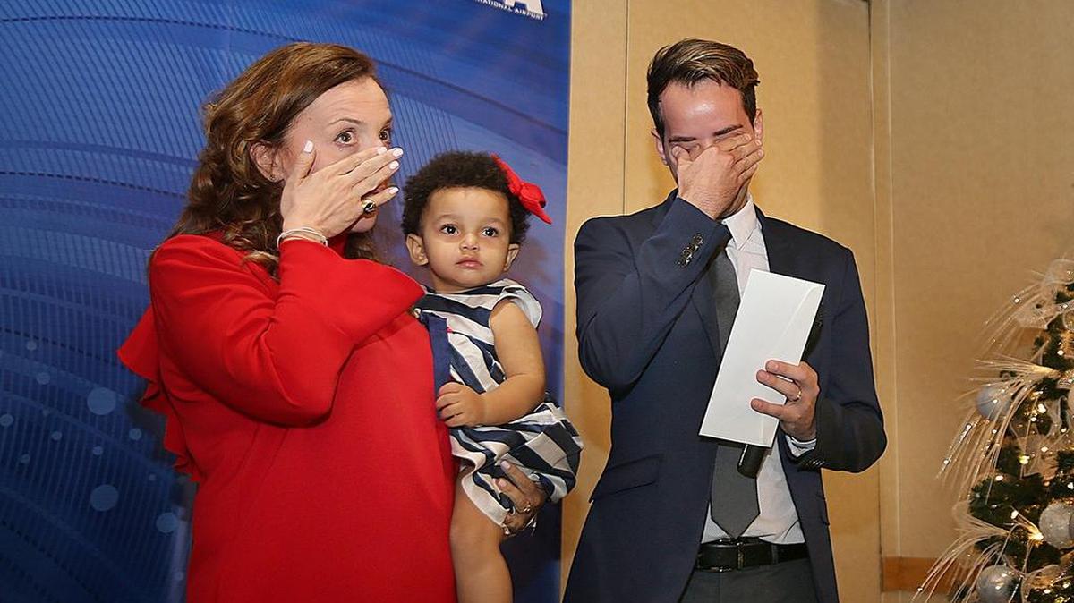Alessandra Rossi (izq.) y José Consuegra, empleado del Hotel MIA del Aeropuerto Internacional de Miami, se encuentran por primera vez desde que el joven reanimó a su hija mía (la niña que tiene ella en los brazos), cuando dejó de respirar mientras madre e hija estaban alojadas en el hotel.