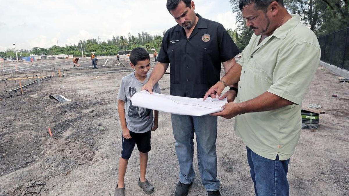 
El alcalde de Hialeah Gardens, Yioset de la Cruz (cent.), revisa el pasado 14 de septiembre los planos de construcción del nuevo Jardín Botánico flanqueado por su hijo Joseph y el superintendente Manny Comes.


