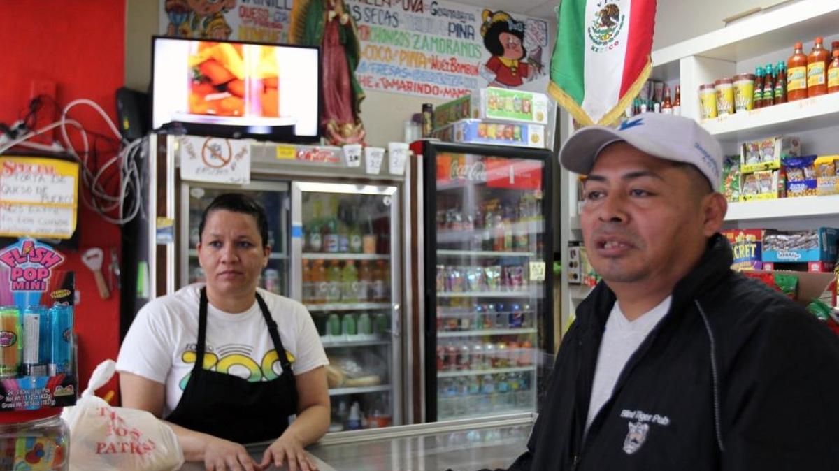 Judith Castillo y Claudio González, ambos de México, comentan sobre una encuesta sobre nacionalismo, en la heladería La Michoacana.