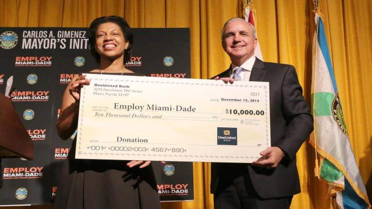 
El alcalde de Miami-Dade, Carlos Giménez, recibió una donación de received a donation from the President of OneUnited Bank Terry Williams during the Kick off of Employ Miami Dade at DA Dorsey Educational Center in MIami on Monday, December 15,2014. Miami-Dade Mayor Carlos Gimenez rolls out a new hiring initiative at a career-center where the hope is to pair the chronically unemployed with construction jobs.
