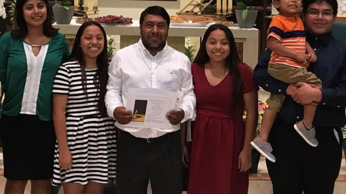 Anibal Mazariego (centro) junto a sus hijos y nieto asisten a la iglesia en el condado Martin, en Florida.