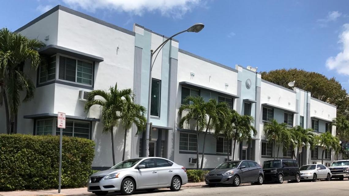 Edificios de apartamentos estilo Art Deco como éste quedarán vulnerables a altísimas tarifas de seguros de inundación y, eventualmente, a la subida de las mareas. Un consultor dice que construcciones como estas necesitan ser elevadas.