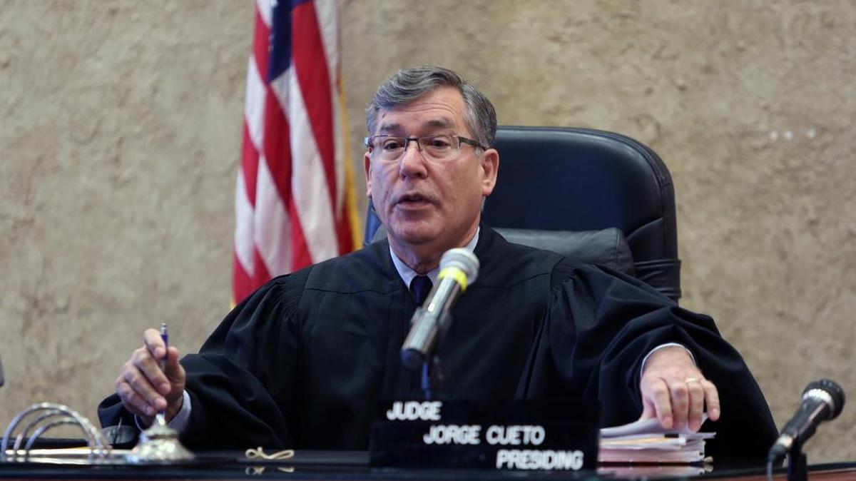 El juez Jorge Cueto habla a los abogados de la defensa durante una audiencia en la corte civil en el caso condominio Mirassou con nuevo juez el 19 de mayo del 2017.