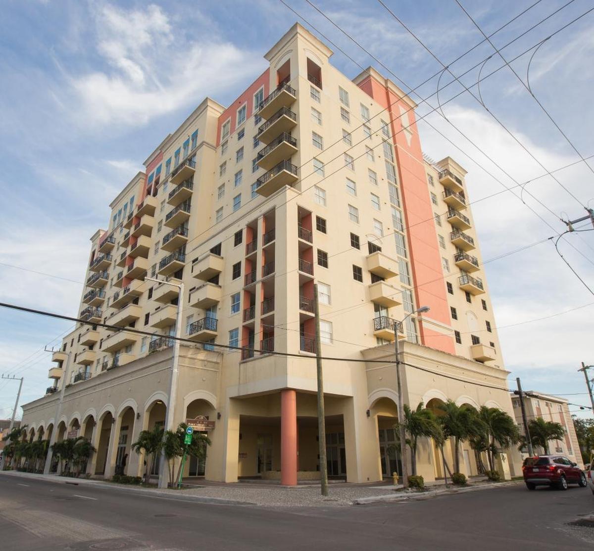 Villa Aurora, en la Pequeña Habana, es un modelo que combina los residentes que pagan la renta a precio de mercado con aquellos que reciben ayuda, especialmente ancianos.