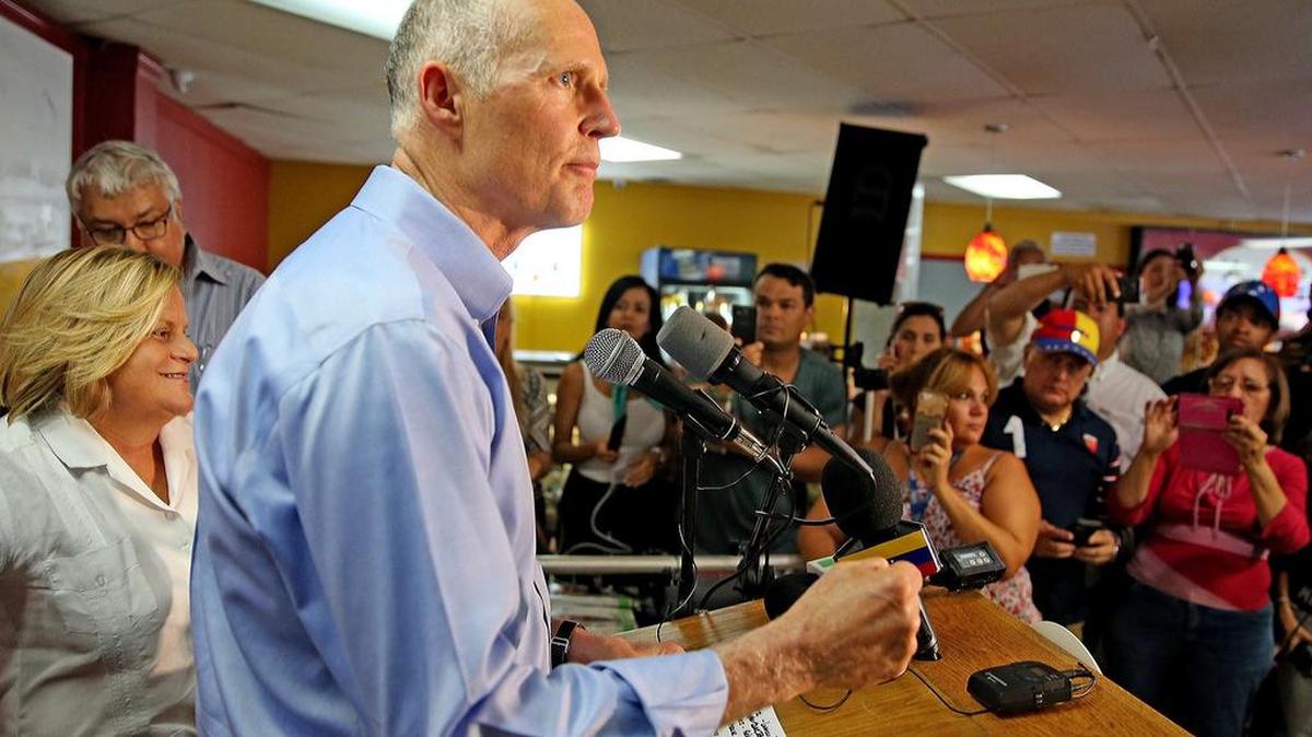 El gobernador de Florida, Rick Scott, junto con la congresista Ileana Ros-Lehtinen, habla sobre los presos políticos venezolanos el lunes en la Ciudad de Doral.