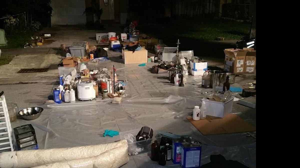 
La policía había servido documentos de desalojo en la casa de dos pisos ubicada en el 8028 del Noroeste y la Calle 200, y volvieron el sábado por la mañana para desocupar a los residentes. Fue entonces cuando descubrieron la fabrica de drogas, junto con un rifle de alta potencia, dijo Zabaleta. 
