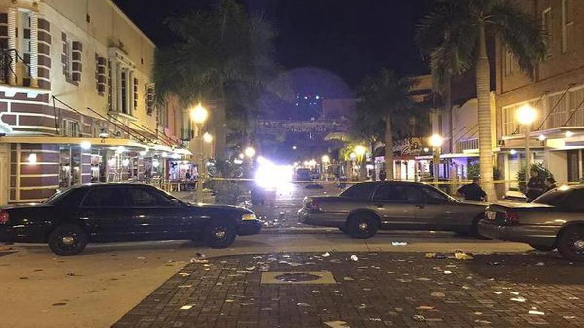 
Vehículos policiales bloquean la calle en la escena del tiroteo del sábado en Fort Myers. 
