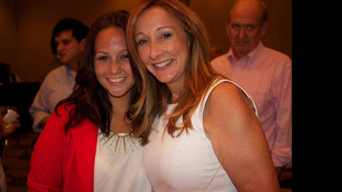 
Andrea Castillo y su madre, Susie Castillo, en una foto de familia.



