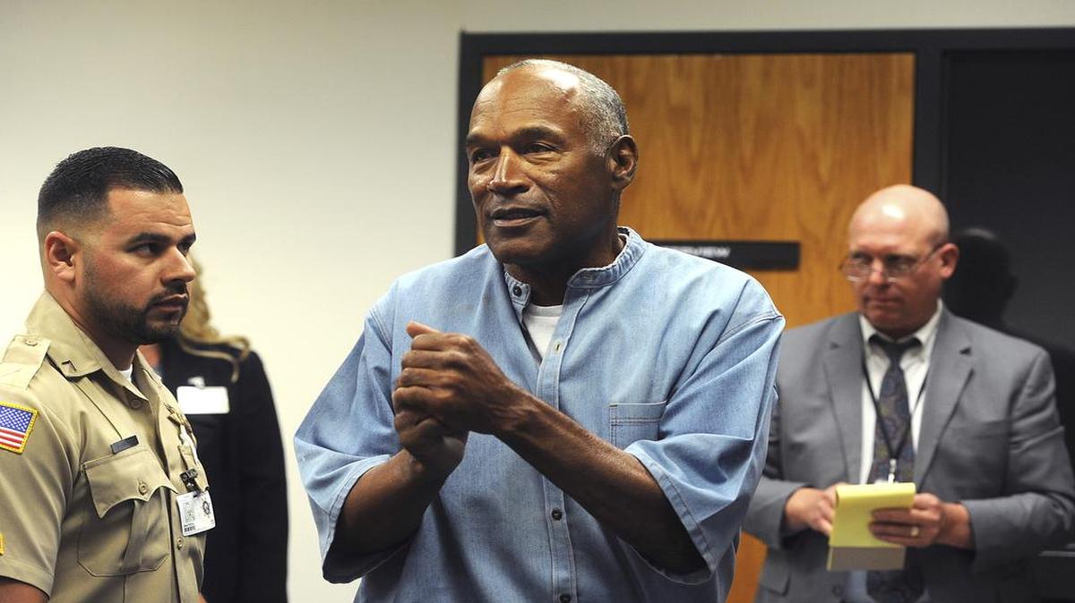 El ex estrella de la NFL, O.J. Simpson, reacciona tras enterarse de que podría salir de la cárcel bajo el régimen de libertad condicional.