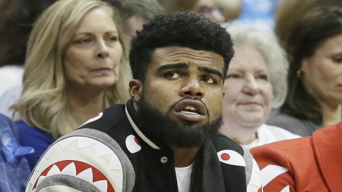El corredor de los Cowboys de Dallas, Ezekiel Elliott, durante un juego de baloncesto.