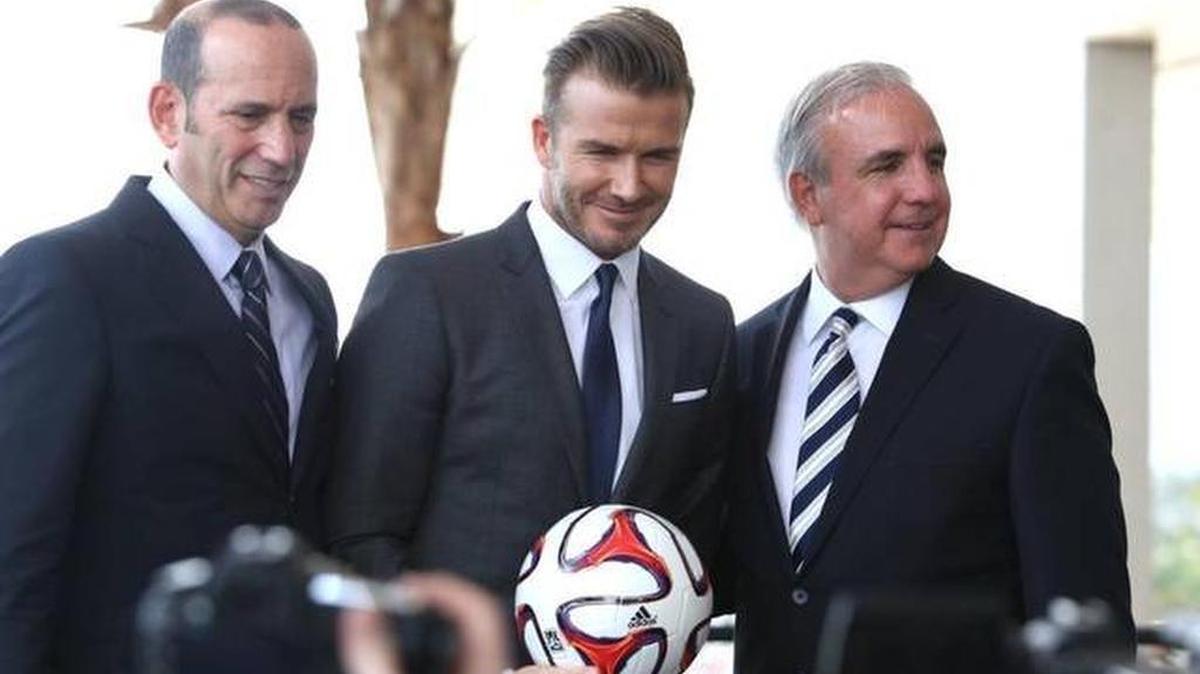 David Beckham, al centro, el comisionado de la Liga de Fúbol Don Garber, izquierda, y el alcalde de Miami-Dade Carlos Giménez en febrero del 2014.
