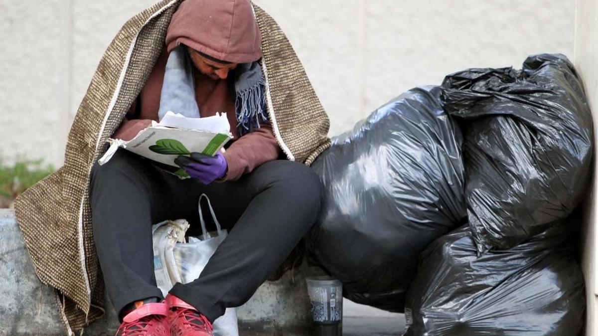 Uno de los cientos de desamparados que duermen en las calles de la ciudad de Miami, el sábado 31 de diciembre de 2016.