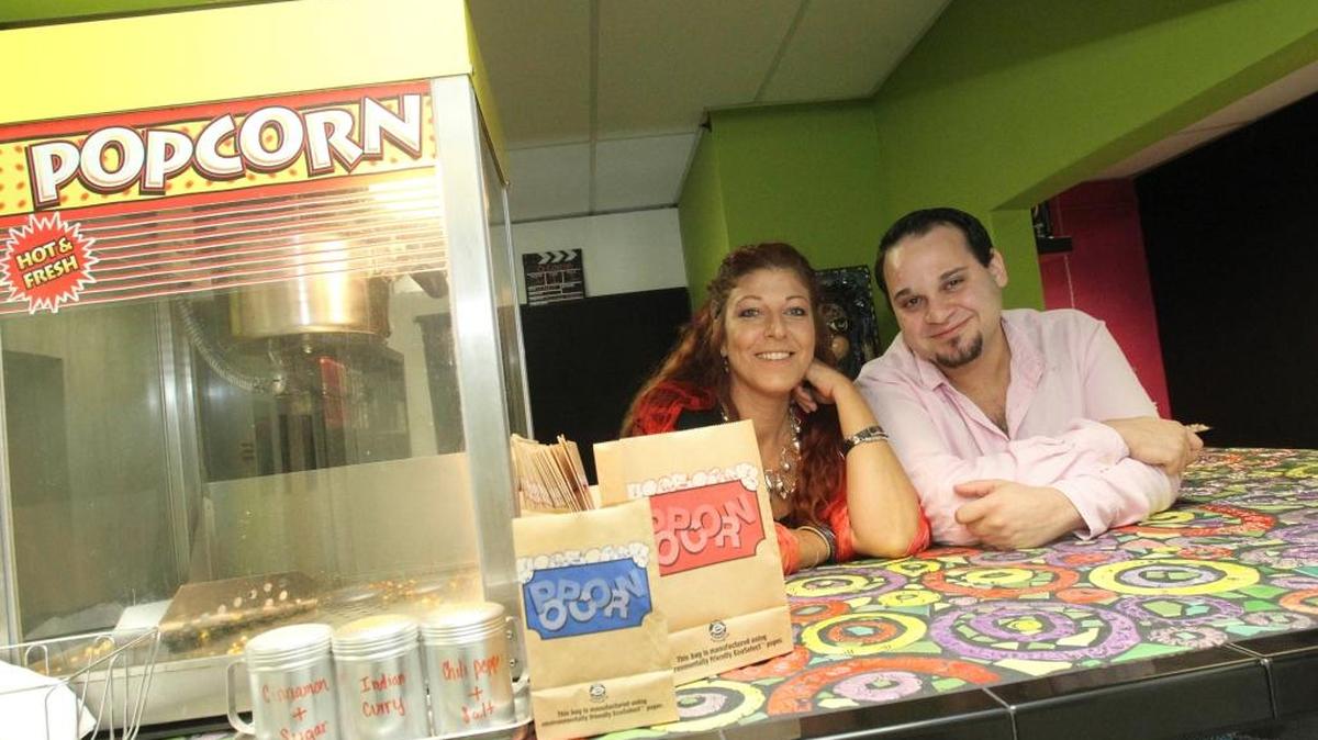 Kareem Tabsch y Vivian Marthell son los dueños de O Cinema en Wynwood.