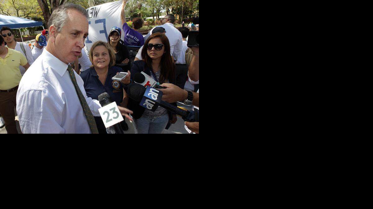
El representante Mario Diaz Balart habla a la prensa durante una manifestación en FIU en marzo.
