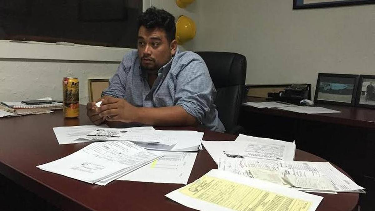 Luis Pérez, propietario de un negocio de limpieza de calles de Opa-locka, dice que el gobierno municipal le debe un depósito de $500 en su cuenta de agua.
