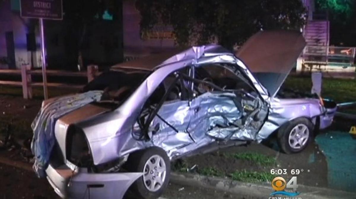 Así quedó el automóvil de la víctima tras el impacto del otro coche en la puerta del acompañante.
