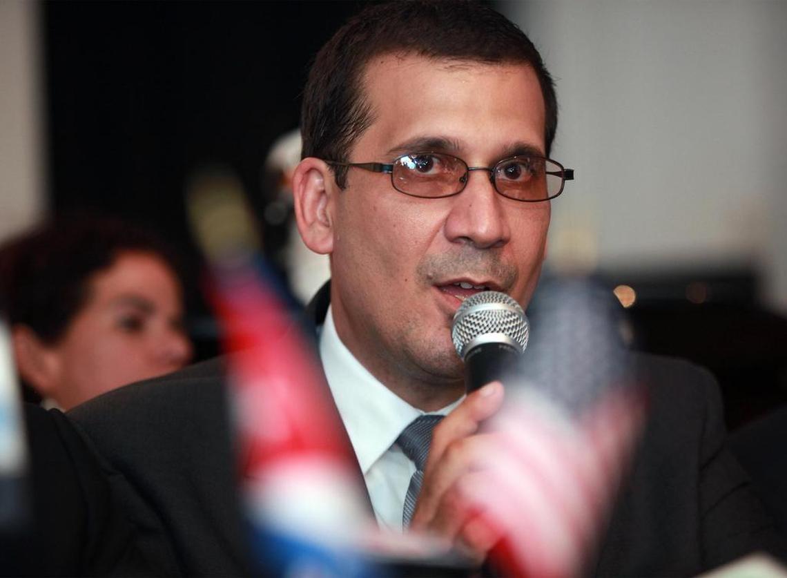 El disidente cubano Antonio Rodiles habla en el Miami Hispanic Cultural Arts Center durante una conferencia de prensa tras el discurso del presidente Donald Trump sobre la política hacia Cuba.