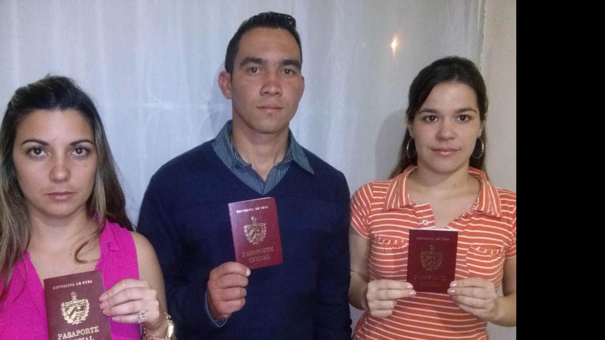
Los dentistas cubanos Raquel Lobato, Oddy Ginarte y Martha Martín muestran sus “pasaportes rojos”. Ellos se encuentran varados en Bogotá desde hace más de 90 días, sin respuesta de las autoridades estadounidenses tras cancelarles intempestivamente las visas que recibieron.
