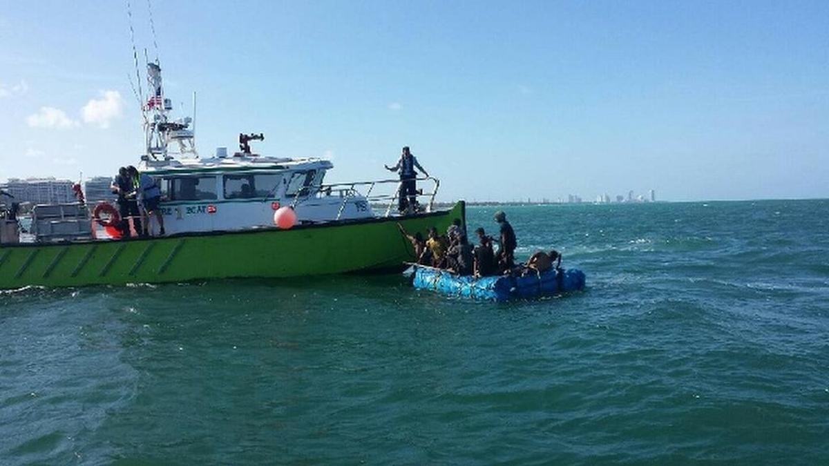 Un barco de los bomberos de Miami-Dade rescata a una balsa con inmigrantes cubanos el miércoles 27 de mayo. 