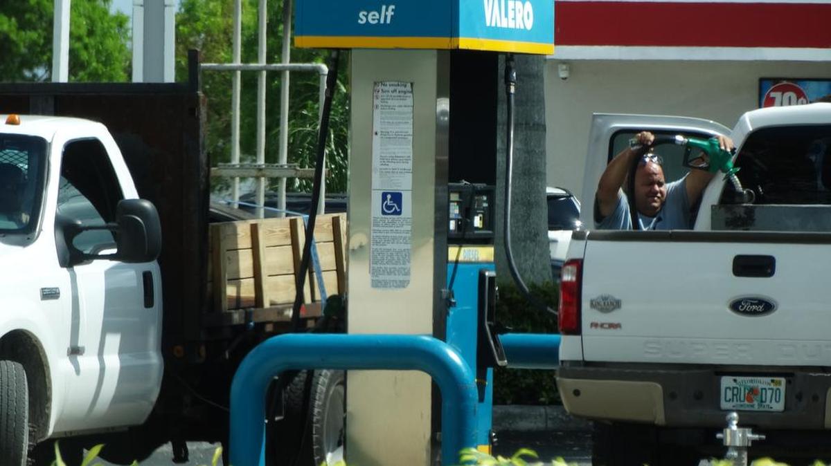 Un video de vigilancia policial muestra a un hombre identificado como Damián Martínez llenando un tanque de combustible en una gasolinera.
