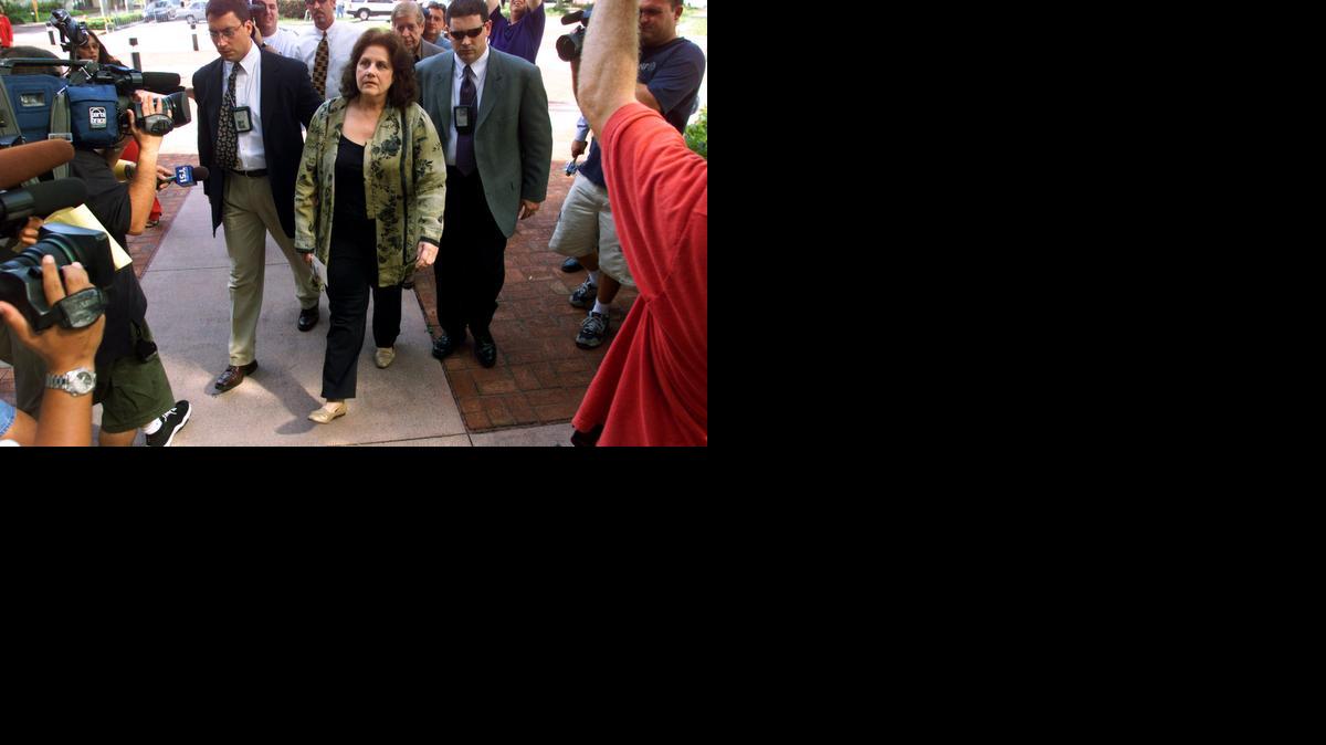 
La ex comisionada condal Miriam Alonso entrando a las instalaciones de la policía luego de ser arrestada el 4 de septiembre del 2002.


