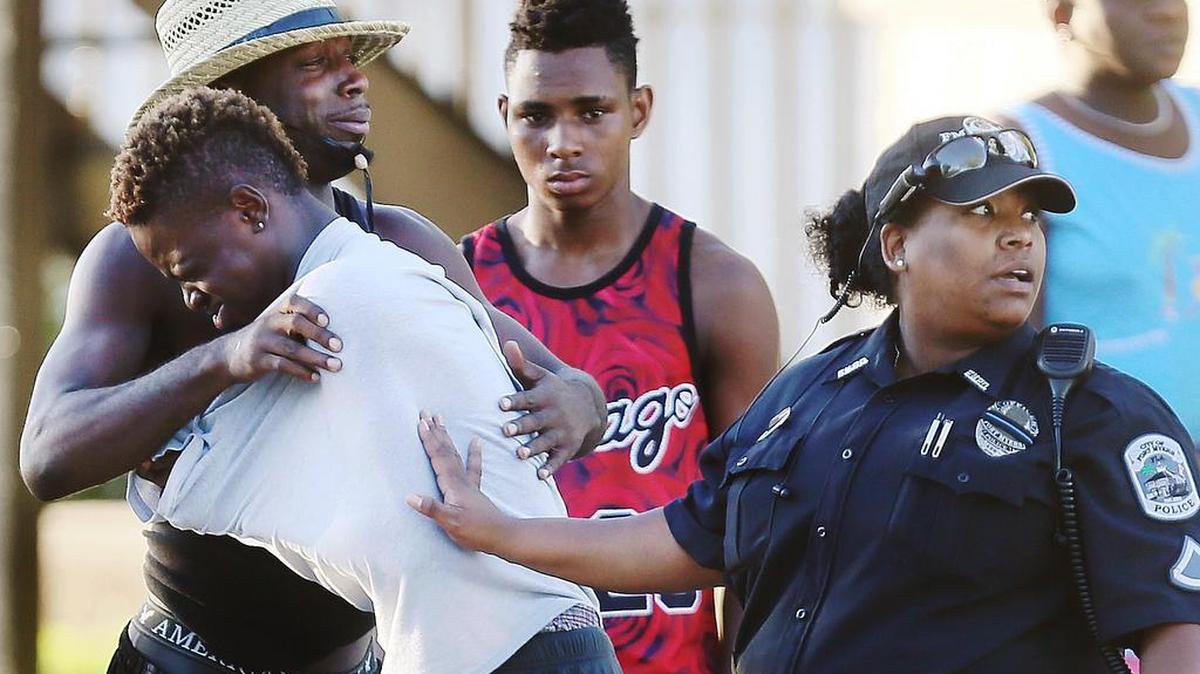 Familiares y amigos llegan al Club Blu, en Fort Myers, Florida, donde ocurrió un tiroteo mortal el lunes que dejó dos muertos.
