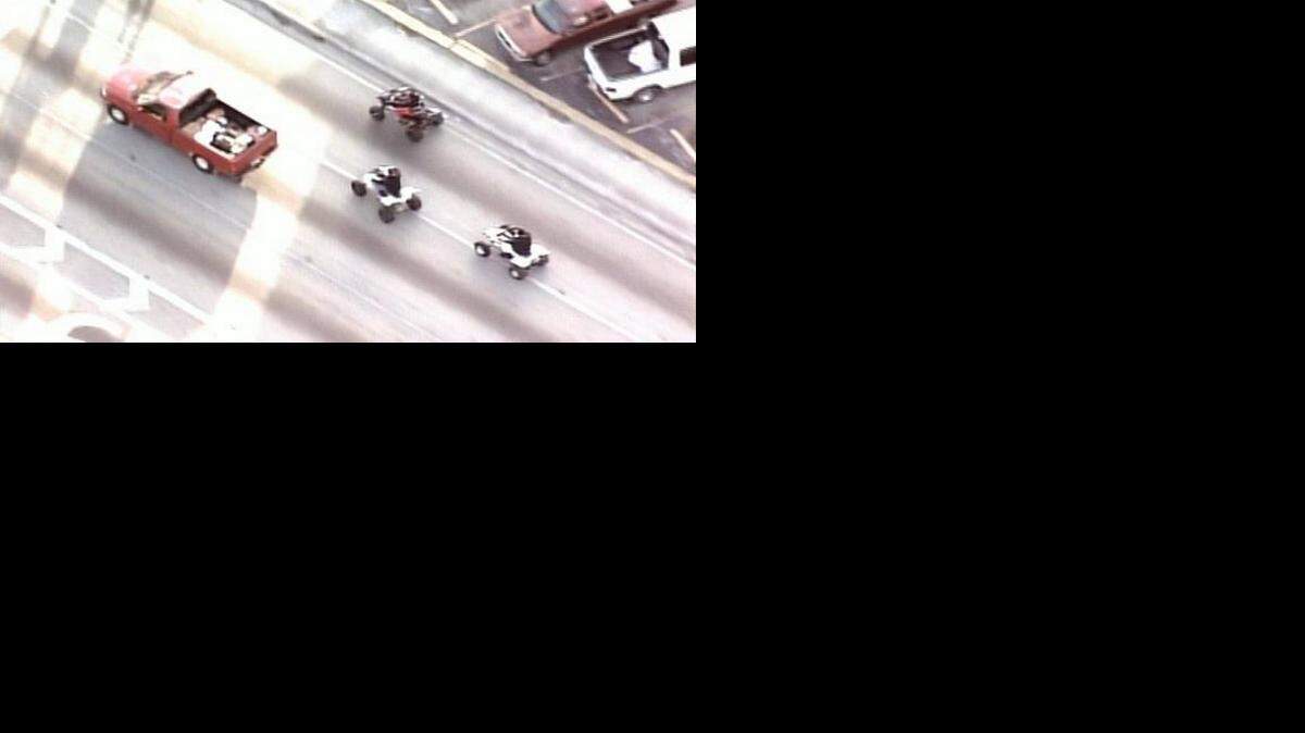 
Moticiclistas conducen peligrosamente y hacen piruetas en las calles de Miami
