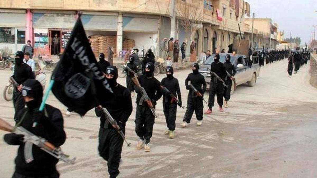 Foto publicada por un militante en una Website en el 2014, que fue verificada y es consistentes con otro reporte de AP, que muestra a integrantes de al-Qaida vinculados con el Estado Islámico de Irak y el Levante (ISIL), marcjando en Raqqa, Siria.
