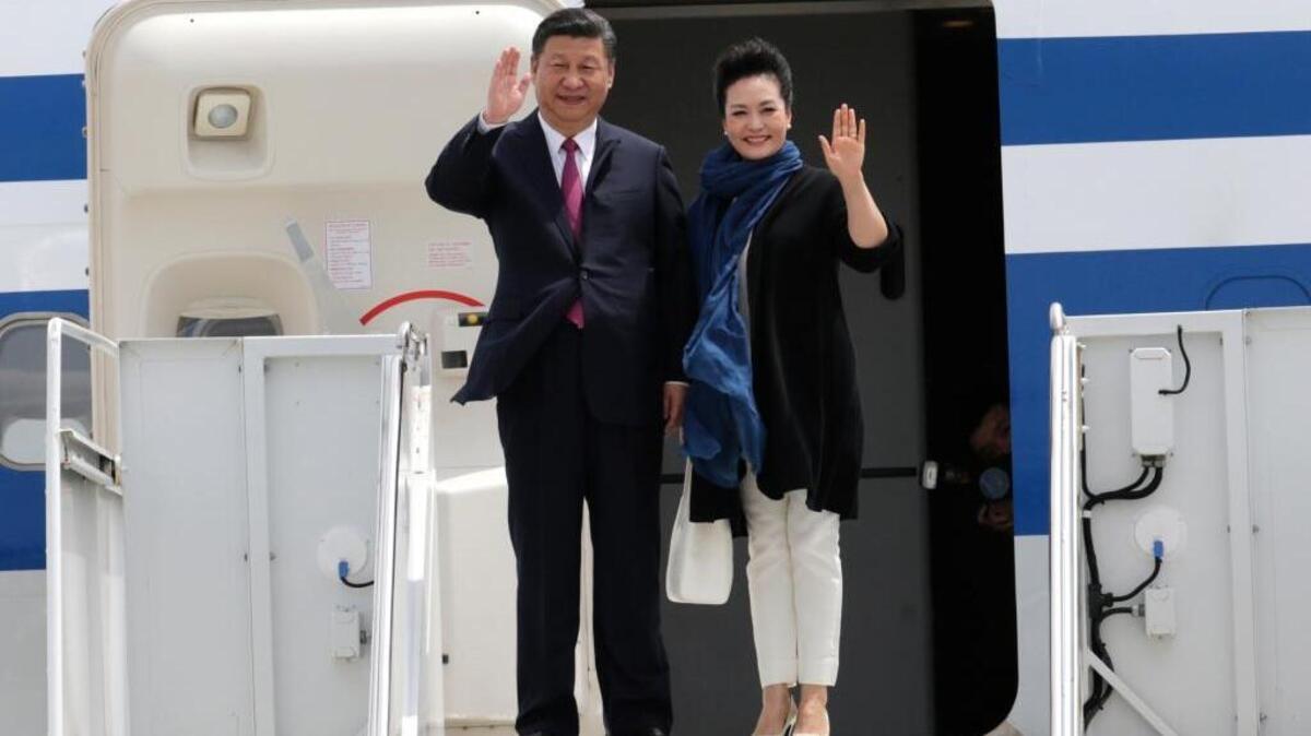 El presidente chino, Xi Jinping, y su esposa Peng Liyuan llegan al Aeropuerto Internacional de Palm Beach el 6 de abril en West Palm Beach, Fla. Xi se reunirá con el presidente Donald Trump para una cumbre de dos días en Mar-a-Lago en Palm Beach.