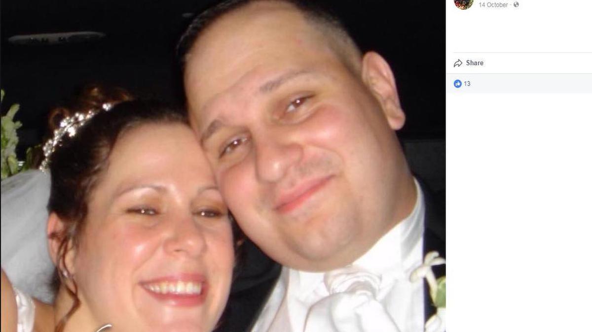 Christopher James Scigliano, junto a su esposa.