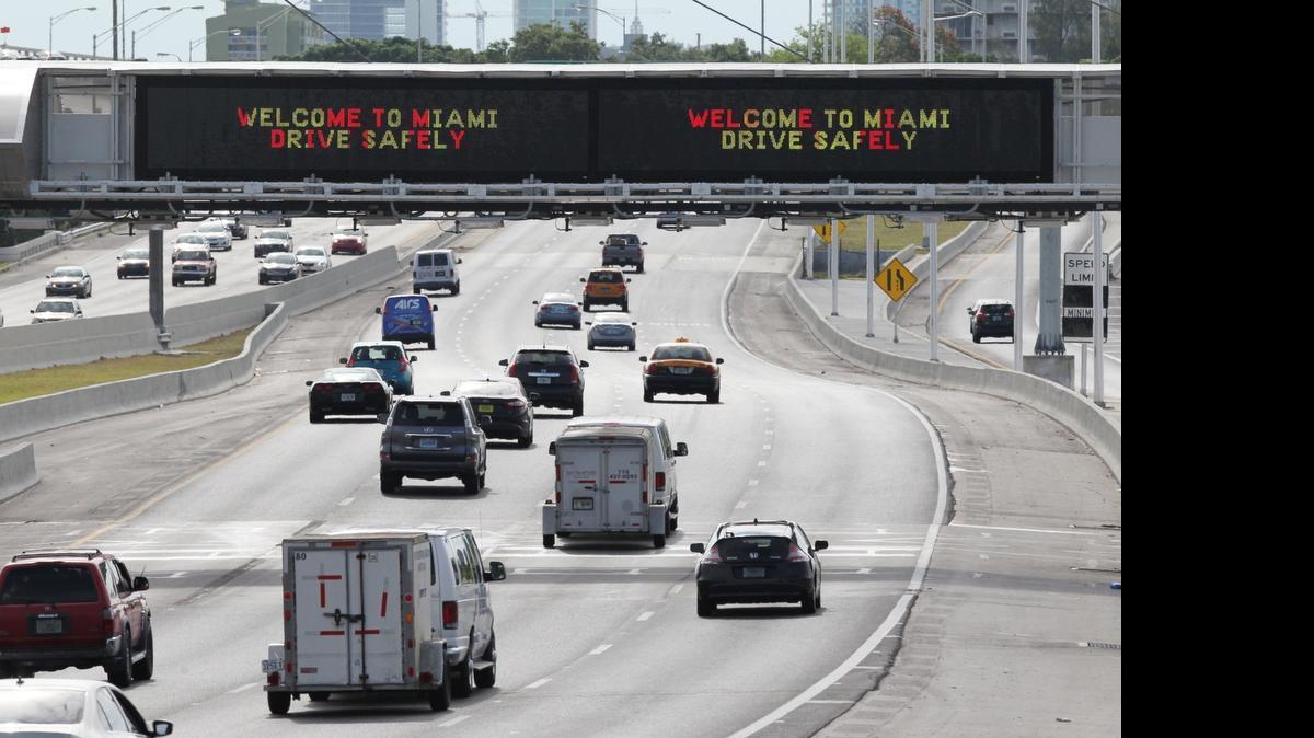 
Un letrero electrónico que dice “Bienvenido a Miami” opera en el pórtico de cobro de peajes sobre la autopista 836 en Miami. 
