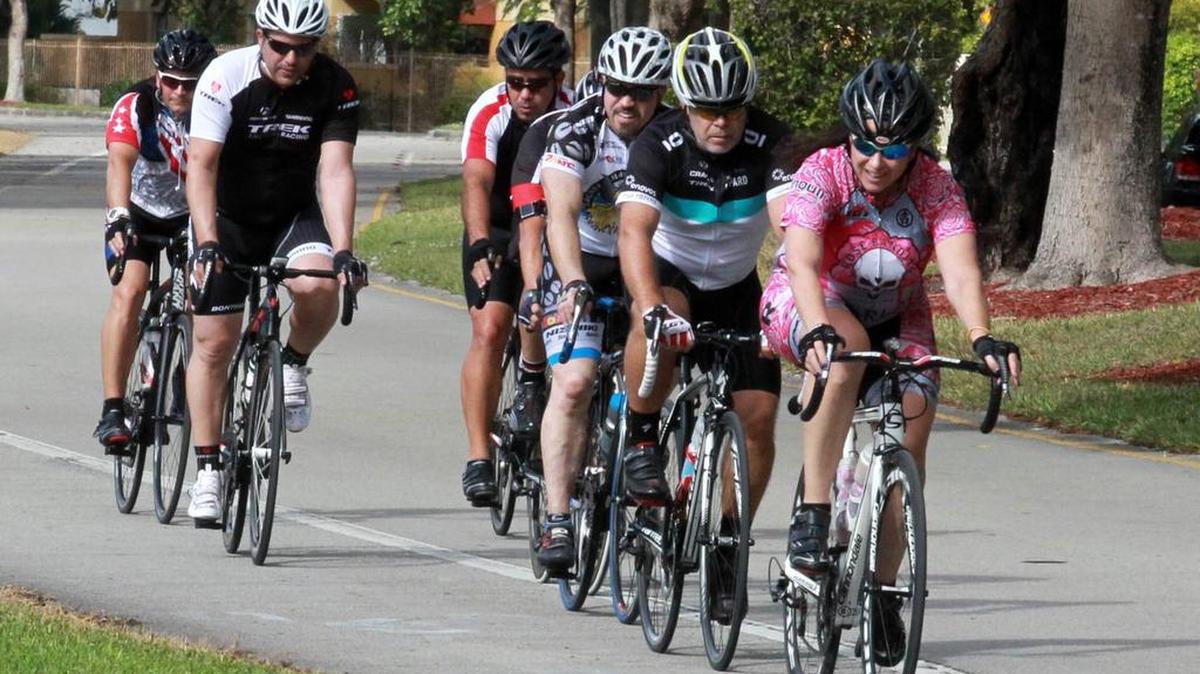 Ciclistas disfrutar del clima de 80 grados de la Florida, el sábado 3 enero de 2015, en Kendall en 97 SW 137 Court.