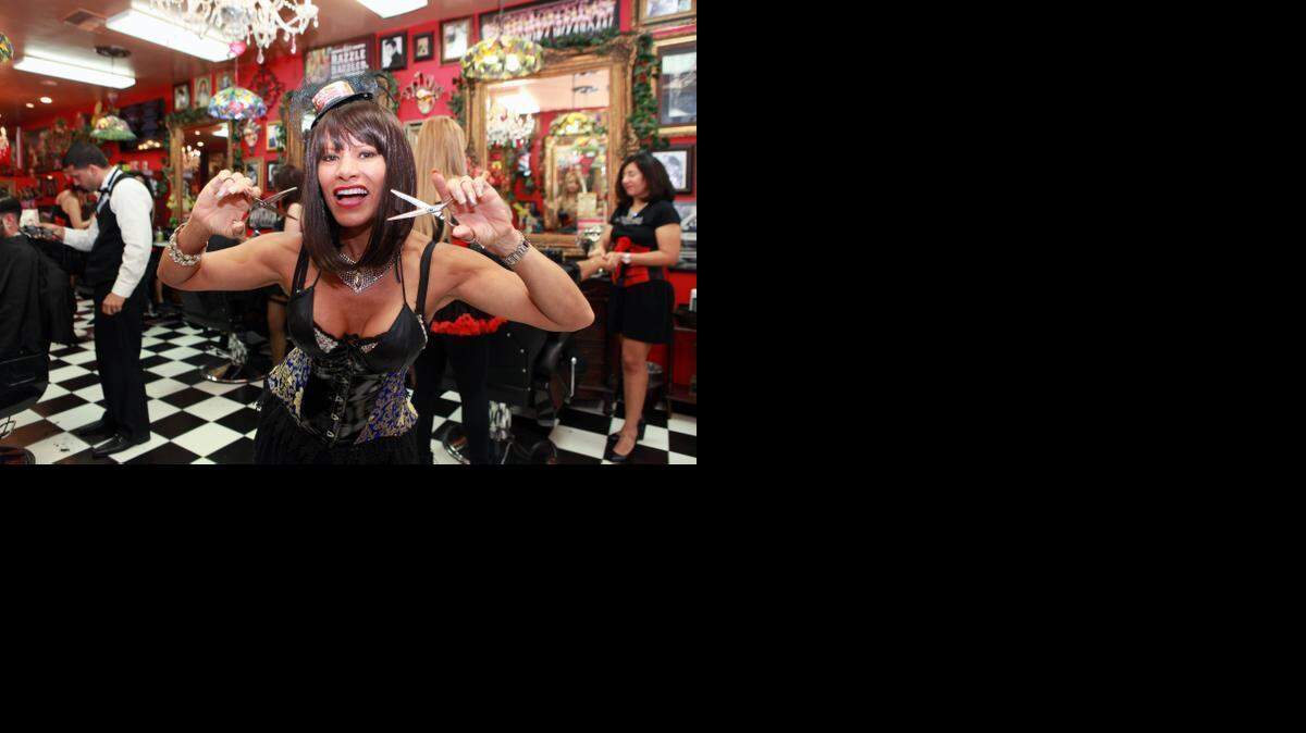 
Elena Linares, dueña de la peluquería para hombres RazzleDazzle Barbershop, en South Miami.
