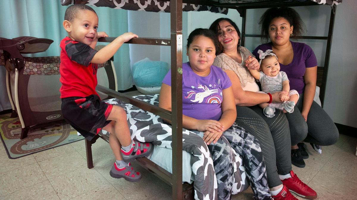 Lorena Torrente con sus cuatro hijos, de izquierda a derecha Rafael, de tres años, Noelis de 10, Melissa de nueve meses, y Noelia de 15, en una litera de un refugio temporal operado por Miami Rescue Mission. La familia permaneció en el refugio por poco tiempo después de que Torrente se quedara sin hogar durante la pandemia tras perder sus ingresos. La familia se encuentra en otro hogar temporal y necesita una vivienda permanente. Los niños también necesitan ropa y material escolar.