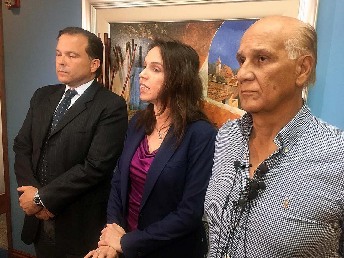 Armando Coello (der.), padre del joven venezolano Marco Coello, con los abogados Richard Rivas y Elizabeth Blandón durante una conferencia de prensa el miércoles 26 de abril del 2017 en Weston. Marco Coello, presuntamente torturado tras las protestas del 2014 en Caracas, fue arrestado al asistir a una cita en Imigración, donde se tramita su solicitud de asilo político.
