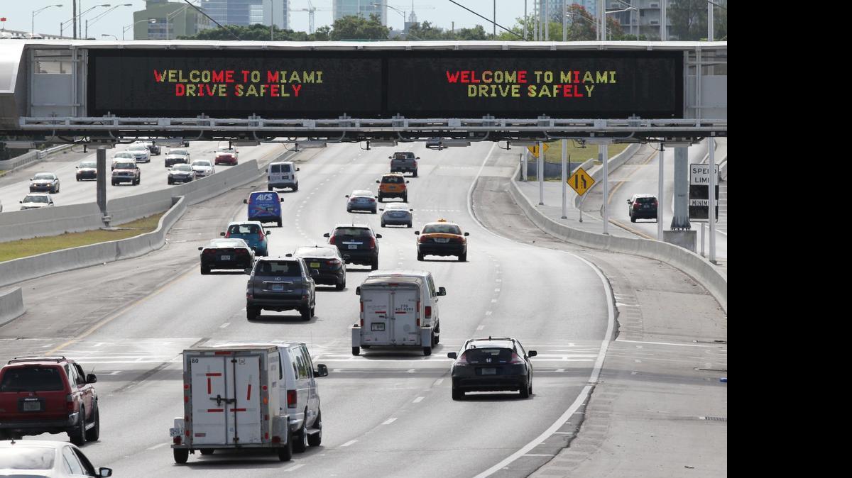 
Un letrero electrónico da la bienvenida a Miami a los conductores que viajan hacia el este sobre la autopista de peaje 836, en las proximidades del downtown, el pasado 3 de junio del 2015.
