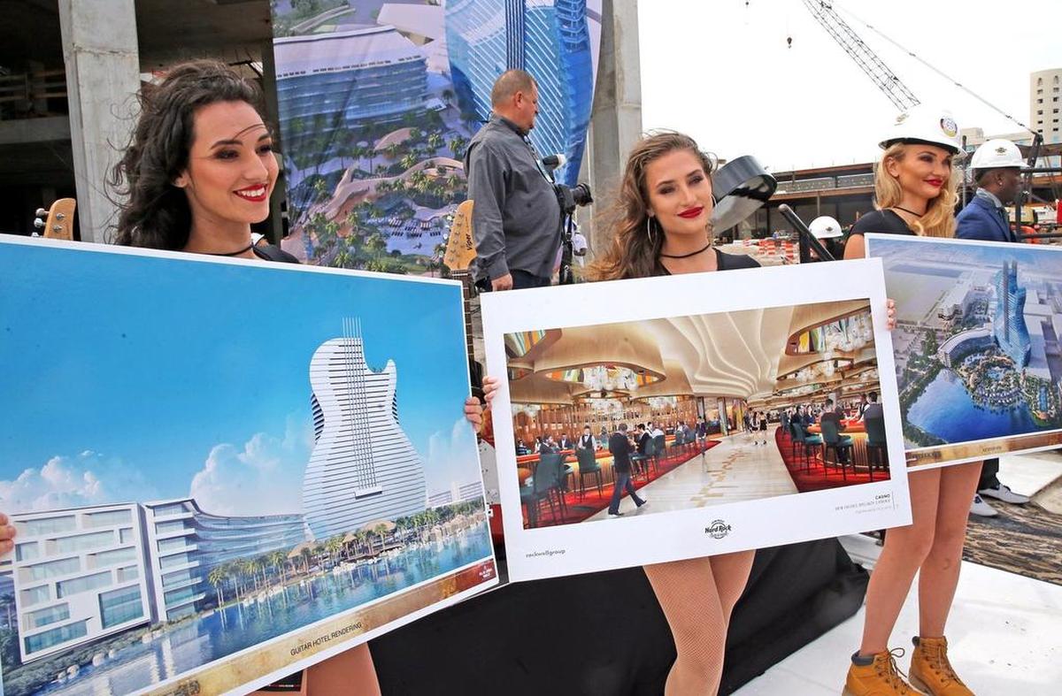 Dibujos del nuevo hotel con forma de guitarra en un evento para anunciar el proyecto en el Hard Rock Casino en Hollywood, Florida, el 25 de octubre de 2017.