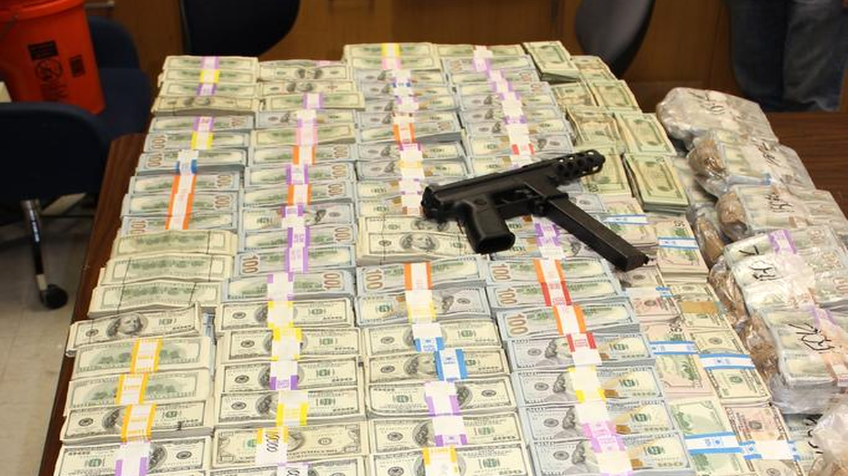 El dinero en efectivo decomisado en la casa de Luis Hernández González en Miami Lakes.