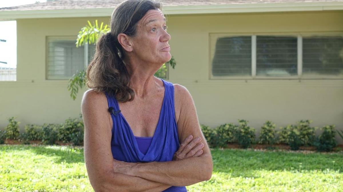 Linda Cleland, de 60 años, posa enfrente de su casa en el noroeste de Hialeah. La mujer estuvo desamparada por siete meses tras haber sido víctima de un fraude con escrituras falsas.