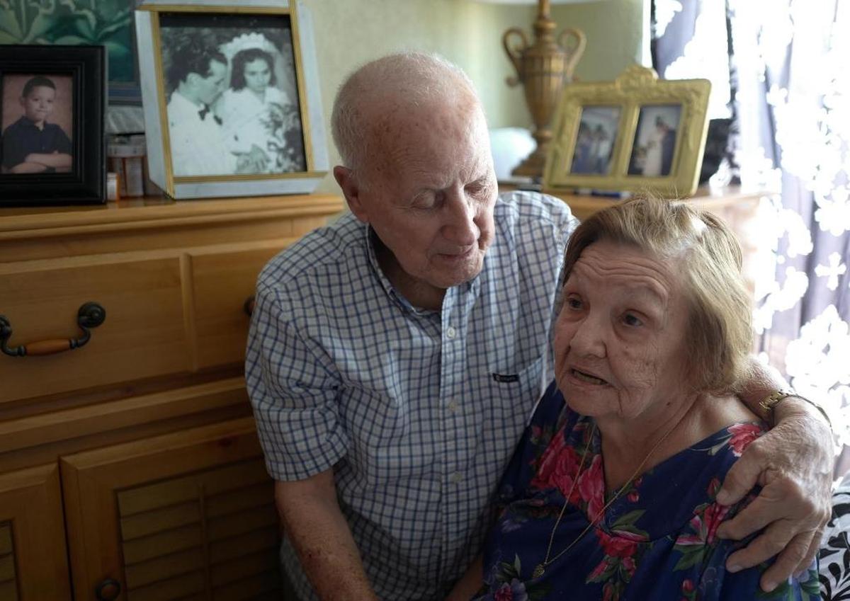 Francisco Tabarez y su esposa Bienvenida viven con su hija en una de las casas móviles del Sunny Gardens Mobile Park de Hialeah, del que está obligados a mudarse antes del 30 de noviembre.