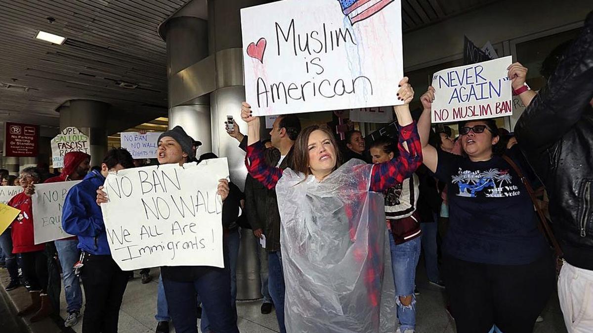 Más de un centenar de personas protestan contra la prohibición de entrada a EEUU de refugiados emitida por el presidente Donald Trump, el 29 de enero en el Aeropuerto Internacional de Miami.