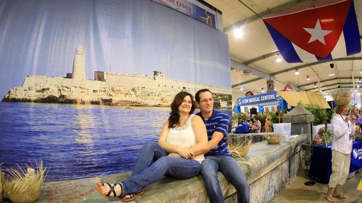 Roberto e Idania Laza frente a una foto del Morro de La Habana en CubaNostalgia en mayo del 2013.